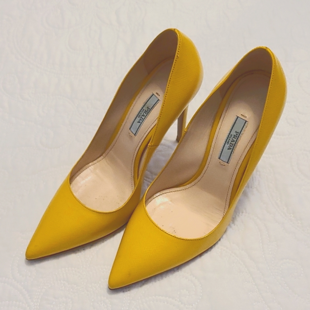 Prada high heel pumps. Very good condition. Size 8.